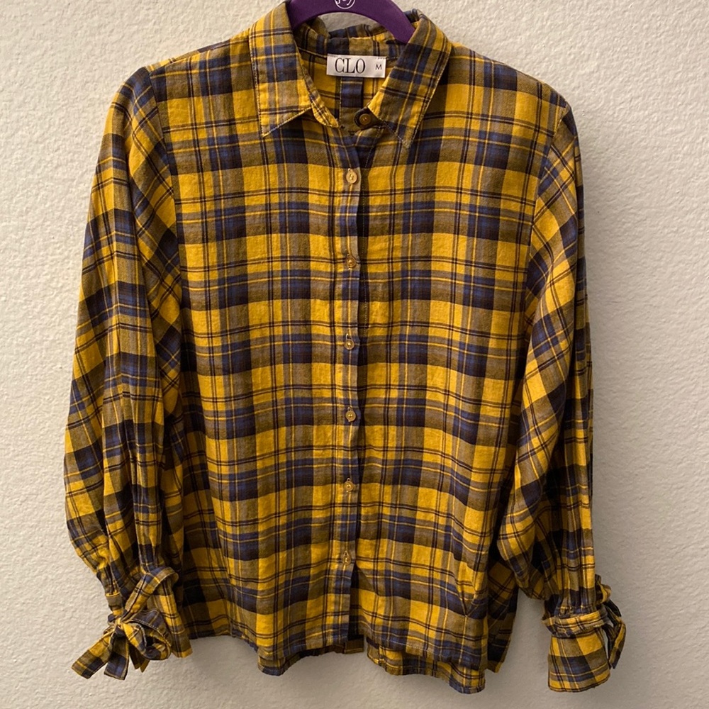 Plaid button down on front and back. CLO. Size M. Yellow and Navy. Cool sleeves.